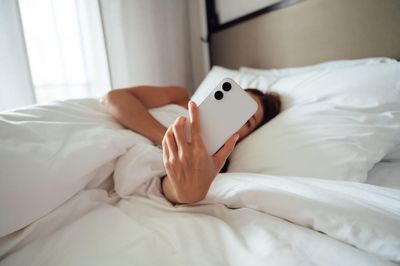 Lợi ích bất ngờ khi không dùng điện thoại một giờ ngay sau khi ngủ dậy
