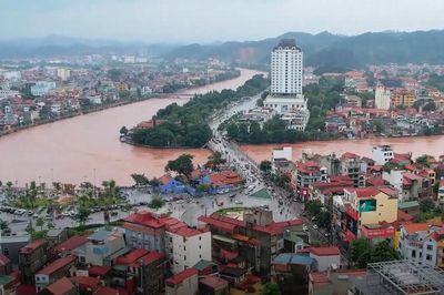 Nước sông Kỳ Cùng ở Lạng Sơn ngấp nghé mặt cầu, nhiều khu vực càng ngập sâu