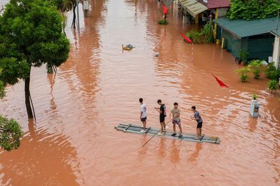 Đường phố Lạng Sơn chìm trong biển nước, người dân chèo bè trên phố