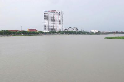 Lũ trên nhiều sông ở Ninh Bình dâng cao, cấm tàu thuyền qua cầu Đế
