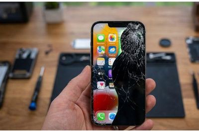 iPhone sọc màn hình có cần thay không?