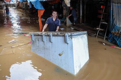 Lội nước ngang người, tiểu thương ở Lạng Sơn xót xa vớt vát tài sản