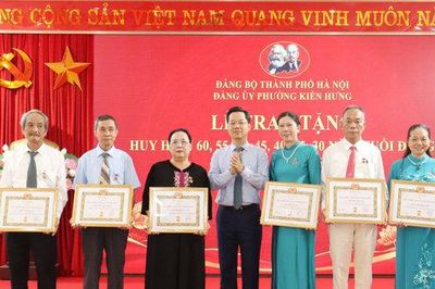 Đảng ủy phường Kiến Hưng trao Huy hiệu Đảng tặng 133 đảng viên