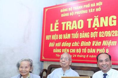 Phường Tây Hồ: Trao Huy hiệu 70, 80 năm tuổi Đảng và tặng quà dịp Quốc khánh 2-9