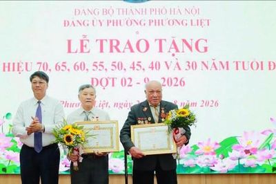 Phường Phương Liệt trao Huy hiệu Đảng tặng 258 đảng viên dịp 2-9