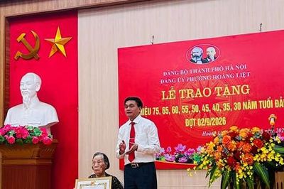 Phường Hoàng Liệt trao tặng Huy hiệu Đảng đợt 2-9