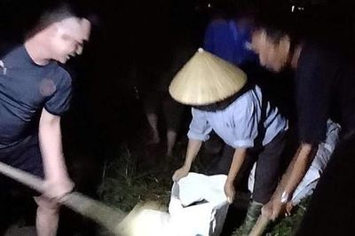Xã Phú Xuyên: Khẩn trương xử lý sự cố nước tràn bờ kênh A27