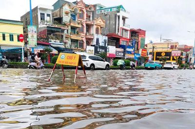Mưa ngớt nhưng nhiều nơi ở Hải Phòng vẫn ngập cục bộ
