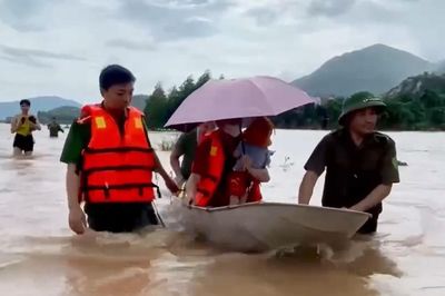 Công an lội nước đưa bé 2 tuổi bị sốt cao đi cấp cứu giữa vùng ngập