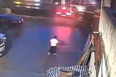 Thót tim cảnh SUV mắc kẹt trên đường ray, bị tàu hỏa đâm hất văng
