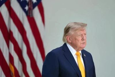 Tổng thống Trump cân nhắc áp thêm thuế 7,5% đối với hàng hóa Trung Quốc
