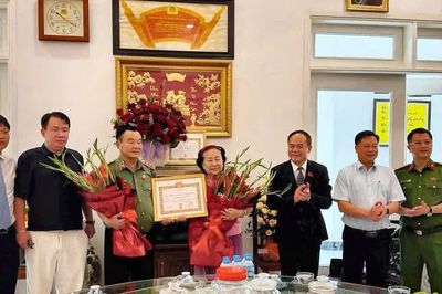 Thượng tướng Nguyễn Khánh Toàn được trao tặng Huy hiệu 60 năm tuổi Đảng