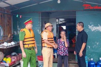 Cảnh sát đường thủy bám sát sông Hồng, hỗ trợ người dân trước mưa lũ