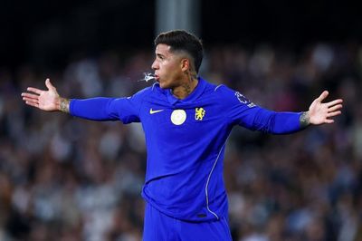 Enzo Fernandez bị CĐV cả hai đội la ó