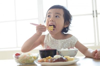 Cách giúp trẻ hết biếng ăn, tự giác vào bữa mà không cần ép