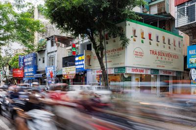 Vì sao các quán trà sữa giá 'rẻ như cho' cùng đổ về 1 con phố ở Hà Nội