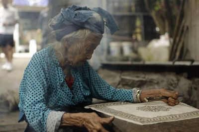 Người giữ hồn nét vẽ sáp ong giữa cao nguyên đá vùng biên viễn