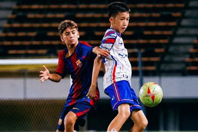 Đội bóng Lào gây chấn động khi đánh bại Barcelona để vô địch giải trẻ thế giới