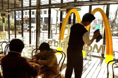 Chuỗi đồ ăn nhanh Trung Quốc đua nhau bán burger
