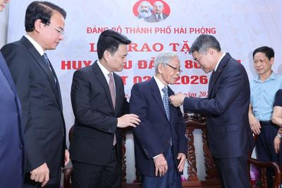 Thủ tướng Lê Minh Hưng trao Huy hiệu Đảng tặng các đảng viên lão thành