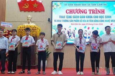 Đà Nẵng: Xã miền núi Sơn Cẩm Hà trao tặng sách giáo khoa cho học sinh trước thềm năm học mới
