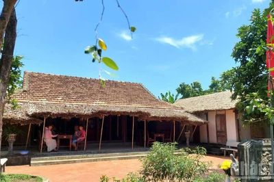 Đông đảo người dân và du khách đến thăm Nhà lưu niệm Đại tướng Võ Nguyên Giáp