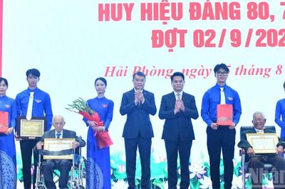 Thủ tướng Lê Minh Hưng dự Lễ trao tặng Huy hiệu Đảng tại thành phố Hải Phòng