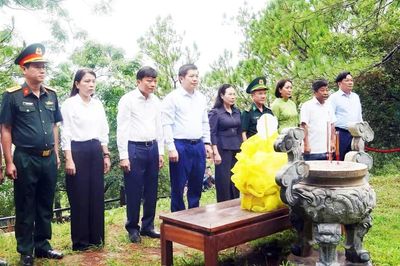 Lãnh đạo tỉnh Quảng Trị dâng hương tưởng nhớ Đại tướng Võ Nguyên Giáp tại Vũng Chùa