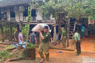 Phú Thọ: Công an xã Bao La giúp dân khắc phục hậu quả mưa lũ