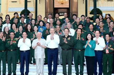 [Ảnh] Tổng Bí thư, Chủ tịch nước Tô Lâm gặp mặt các đại biểu dự Đại hội đại biểu toàn quốc Hội Cựu thanh niên xung phong Việt Nam
