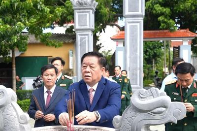 Chủ nhiệm Tổng cục Chính trị Quân đội nhân dân Việt Nam Nguyễn Trọng Nghĩa dâng hương tri ân Đại tướng Võ Nguyên Giáp