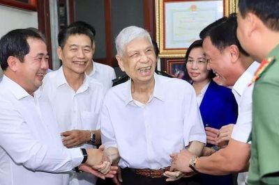 Bí thư Thành ủy Hà Nội thăm, tặng quà chiến sĩ Việt Minh thành Hoàng Diệu