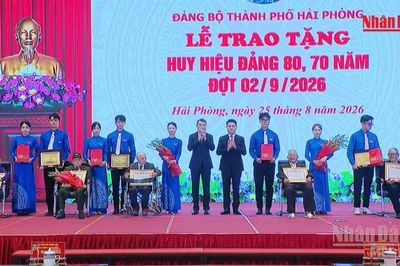 [Video] Thủ tướng Lê Minh Hưng: Chăm lo tốt hơn nữa đời sống vật chất, tinh thần của các đảng viên lão thành