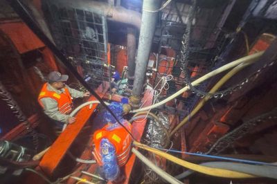 Vùng Cảnh sát biển 4 kịp thời hỗ trợ tàu cá bị phá nước trên biển