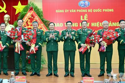 Đại tướng Phan Văn Giang trao Huy hiệu 35 năm tuổi Đảng tặng các đồng chí Thủ trưởng Bộ Quốc phòng và chỉ huy Văn phòng Bộ Quốc phòng