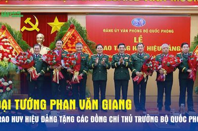 Đại tướng Phan Văn Giang trao Huy hiệu Đảng tặng các đồng chí thủ trưởng Bộ Quốc phòng