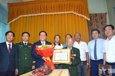 Trao Huy hiệu 80 năm tuổi Đảng tặng đảng viên lão thành tại Quảng Trị