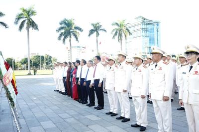 Lãnh đạo thành phố, Công an thành phố dâng hương tưởng nhớ các anh hùng, liệt sĩ