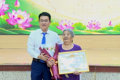 Đảng ủy phường Hòa Khánh trao Huy hiệu Đảng đợt 2-9 cho 206 đảng viên đủ tiêu chuẩn