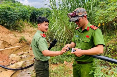 Công an xã đưa nước sạch về trường vùng cao