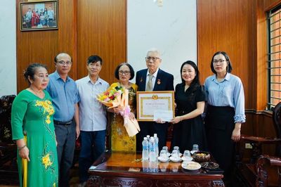 Lãnh đạo phường Hải Vân trao Huy hiệu Đảng tại nhà cho các Đảng viên đau ốm