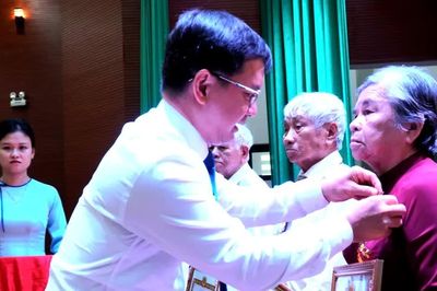 Nhiều địa phương trao huy hiệu Đảng đợt 2-9 đến đảng viên cao tuổi Đảng