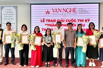 Tạp chí Văn nghệ TPHCM trao giải cuộc thi ký 'Thành phố tôi yêu - Thành phố nghĩa tình'