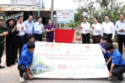 Hơn 2,5 tỷ đồng lắp đèn năng lượng mặt trời thắp sáng đường tuần tra biên giới