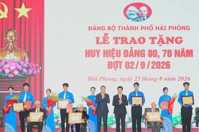 Thủ tướng Lê Minh Hưng trao Huy hiệu Đảng tặng các đảng viên lão thành
