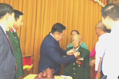 Đại tướng Nguyễn Trọng Nghĩa đến tận nhà trao Huy hiệu Đảng tặng các đảng viên lão thành