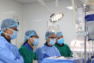 Cụ ông 71 tuổi chỉ đi 20 mét đã đau chân, suýt mất cơ hội cứu chi