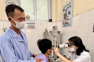 Móc câu xuyên thủng mắt bé trai 13 tuổi, nguy cơ mất thị lực