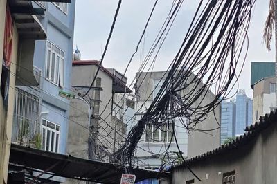 Dây điện, cáp viễn thông vẫn là nỗi lo trong ngõ nhỏ Hà Nội