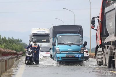 Nước sông ở Hà Nội dâng cao, đường 421B ngập dài, nhiều xe chết máy, bất lực quay đầu